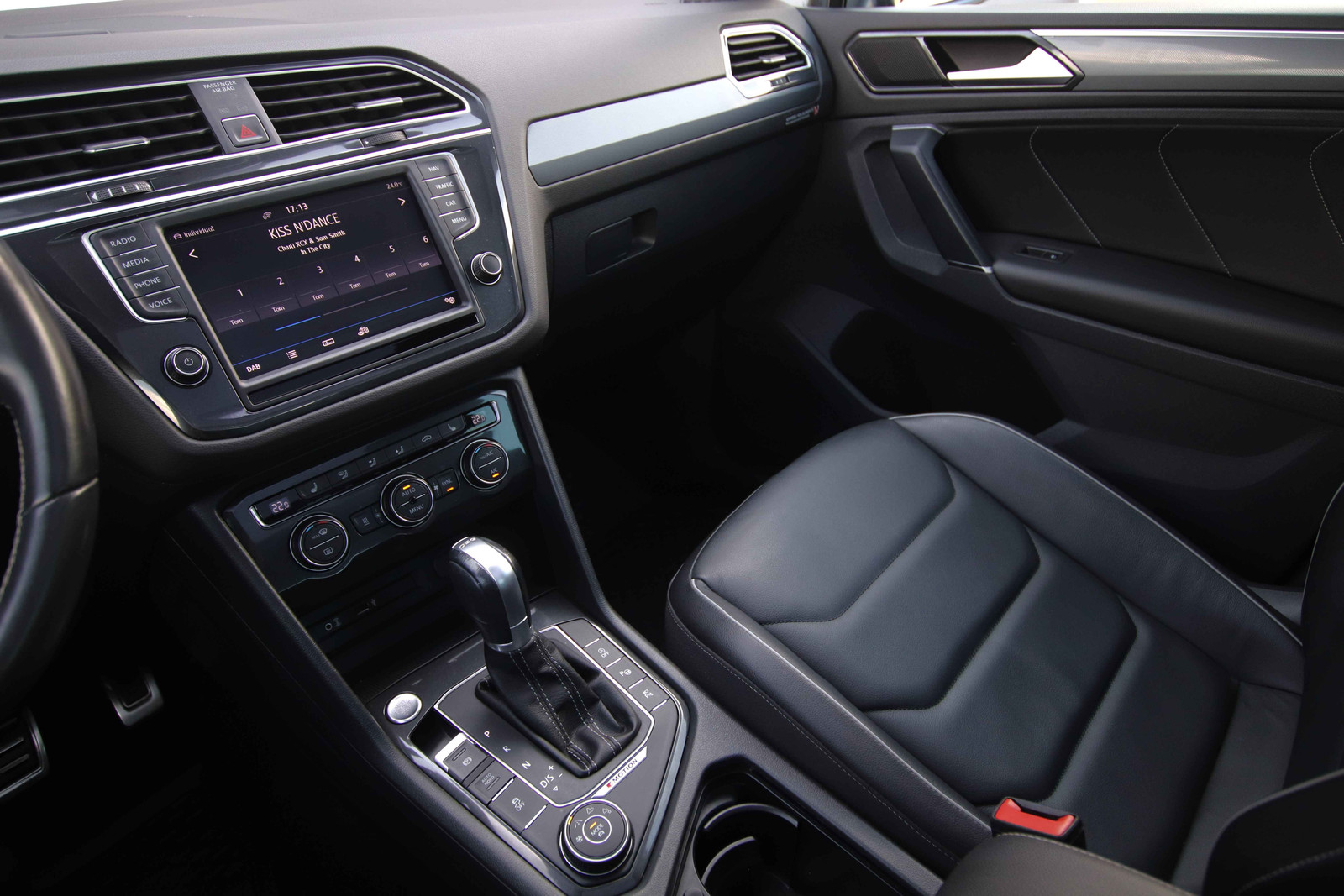 VOLKSWAGEN TIGUAN 2.0 TDI 190 4MOTION DSG7 R LINE - Image 8