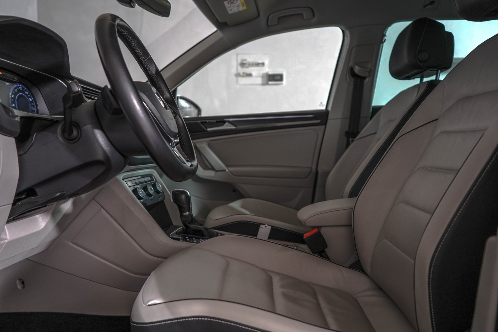 VOLKSWAGEN TIGUAN 2.0 TDI 150 4MOTION R LINE - Image 16