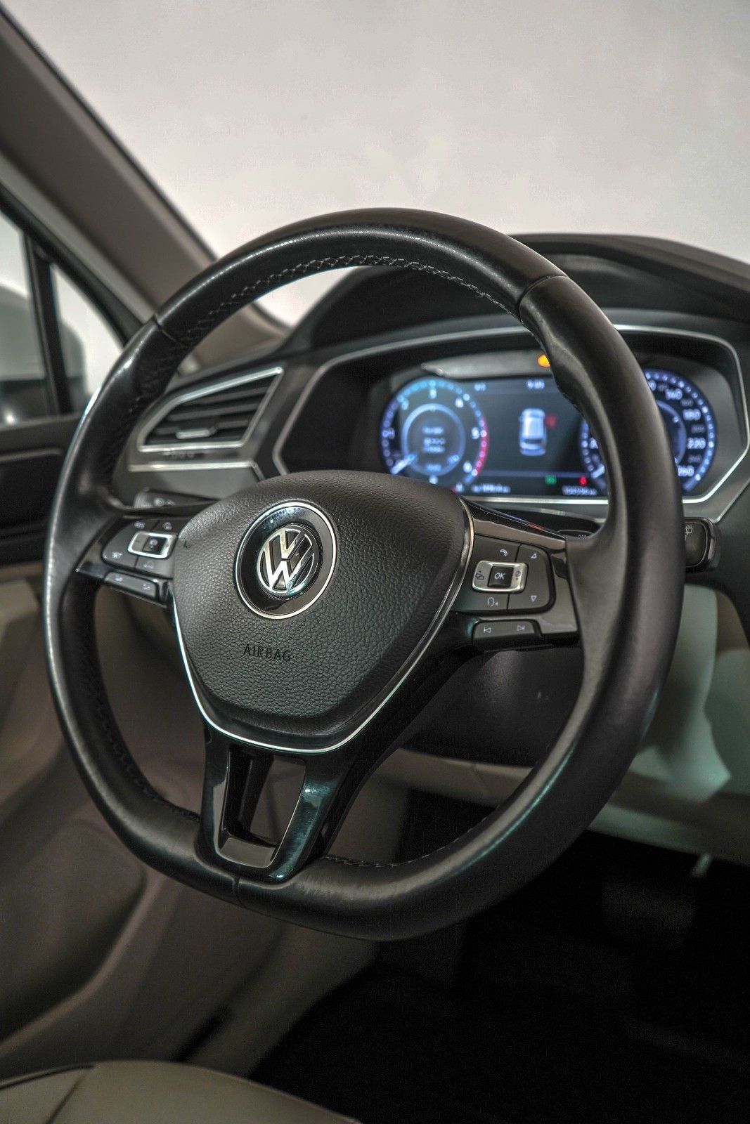 VOLKSWAGEN TIGUAN 2.0 TDI 150 4MOTION R LINE - Image 17