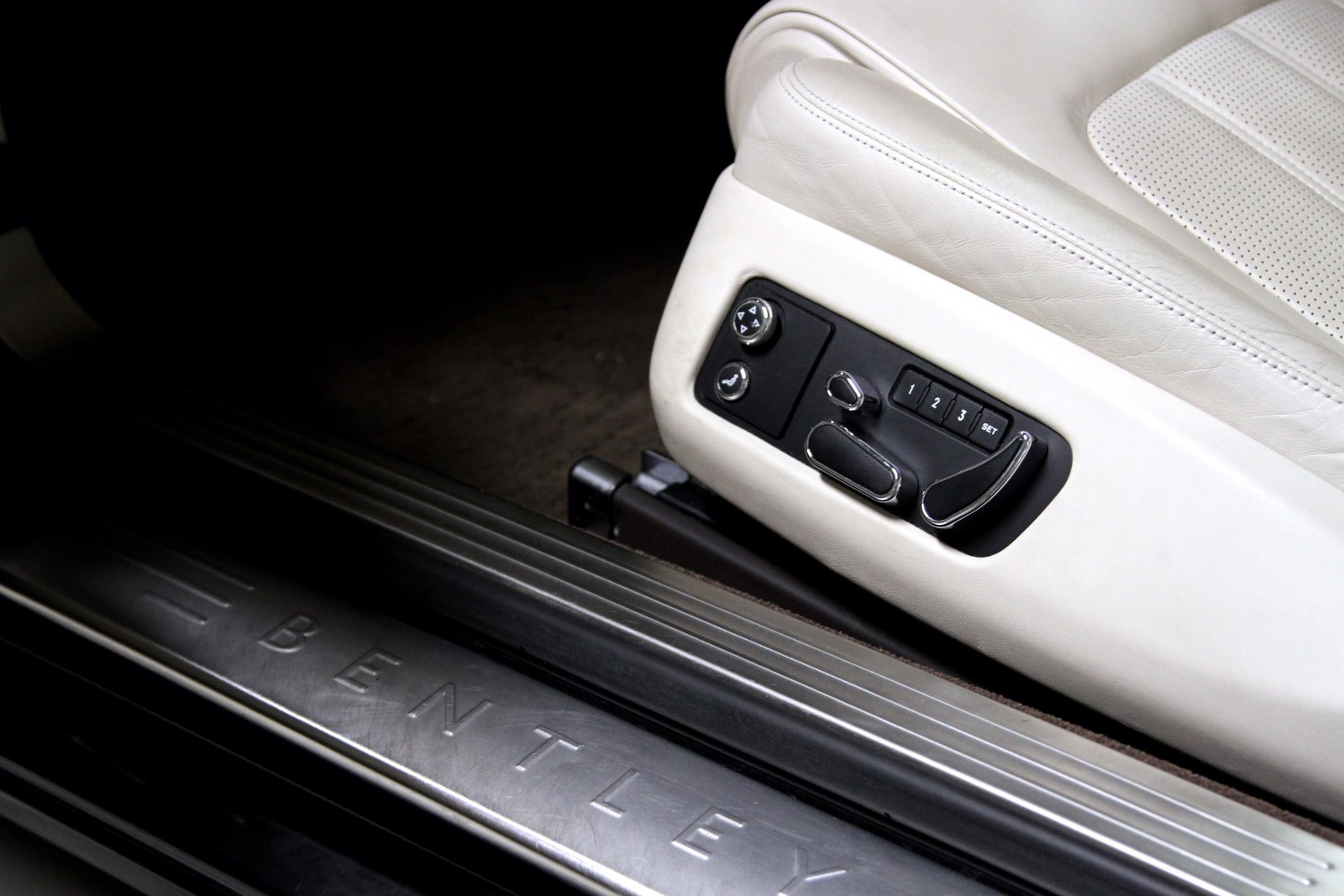 BENTLEY CONTINENTAL GT V8 4.0 - Image 19