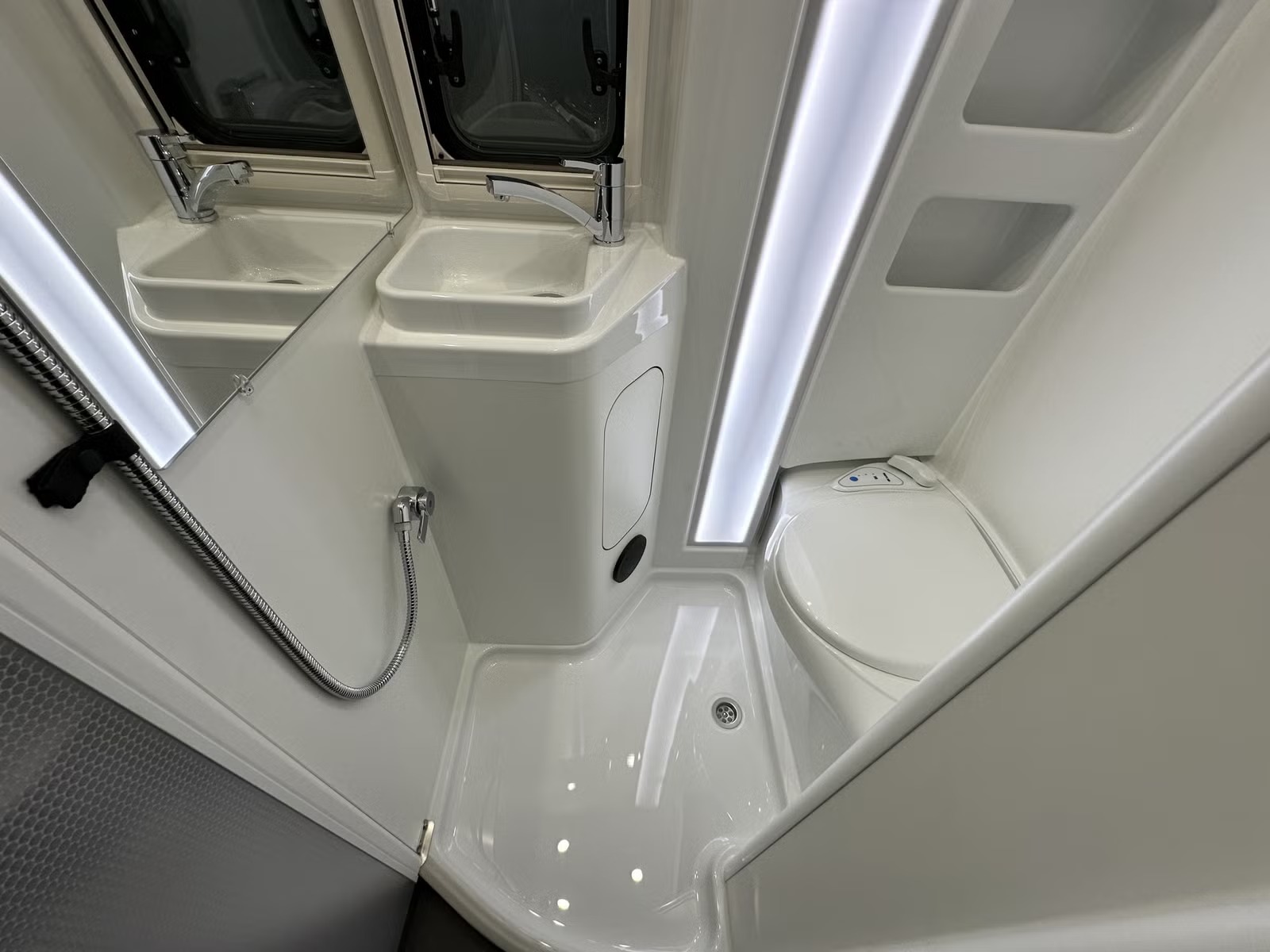 WESTFALIA JAMES COOK 600 E SLIDE-OUT 04 COUCHAGES - Image 15