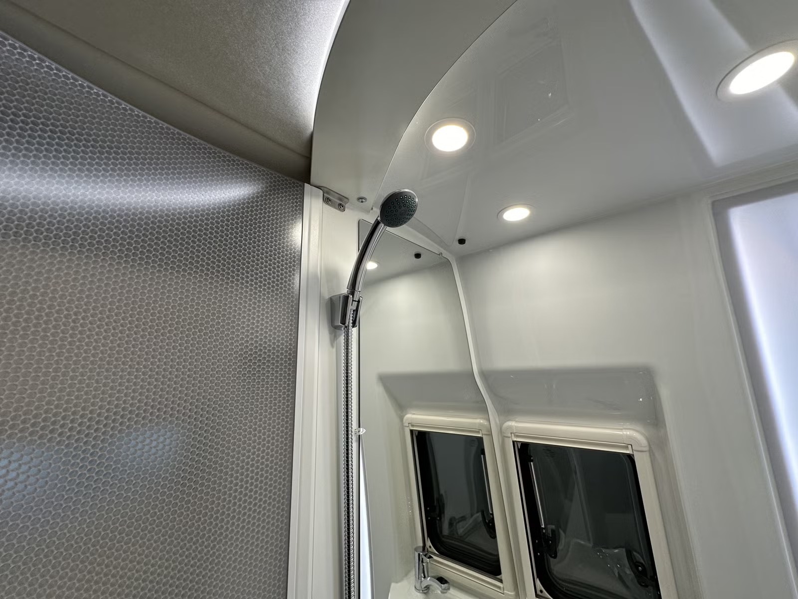 WESTFALIA JAMES COOK 600 E SLIDE-OUT 04 COUCHAGES - Image 16